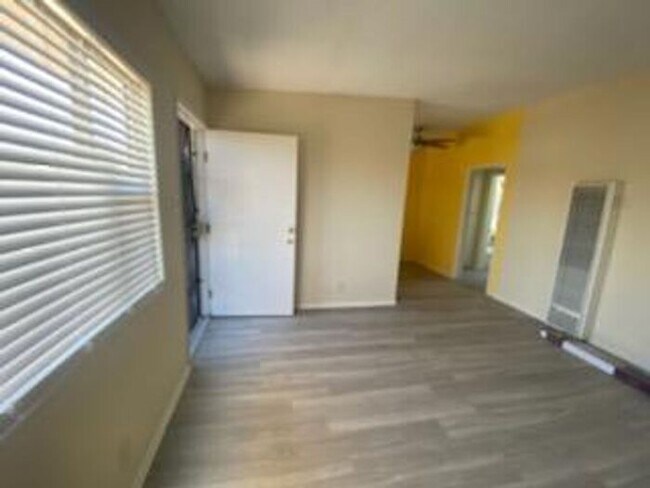 Building Photo - Jefferson Park Upper 1 Bedroom, 1 bath