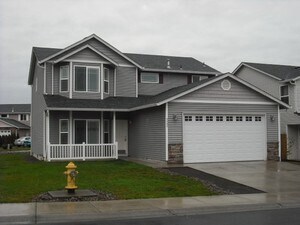 Foto principal - Corner Lot Spacious 4 Bedroom, 2.5 Bath Ho...