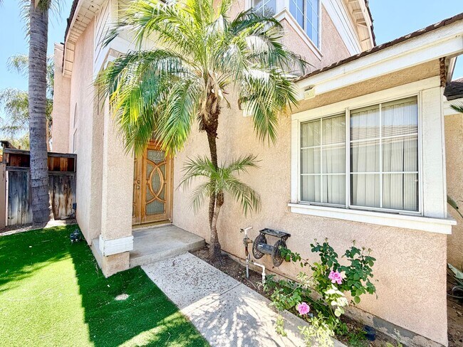 Foto del edificio - Open-Concept 4 Bedroom 2.5 Bathroom Home with Soaring Ceilings & Spacious Backyard