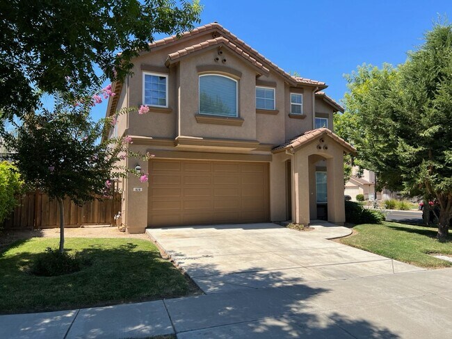 Building Photo - 3-bedroom two story in Oakdale!