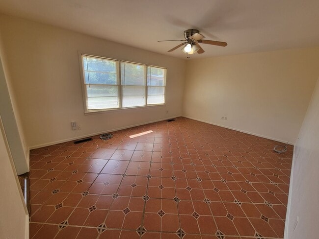 Building Photo - 3 bed in Bethany ready for new tenant!