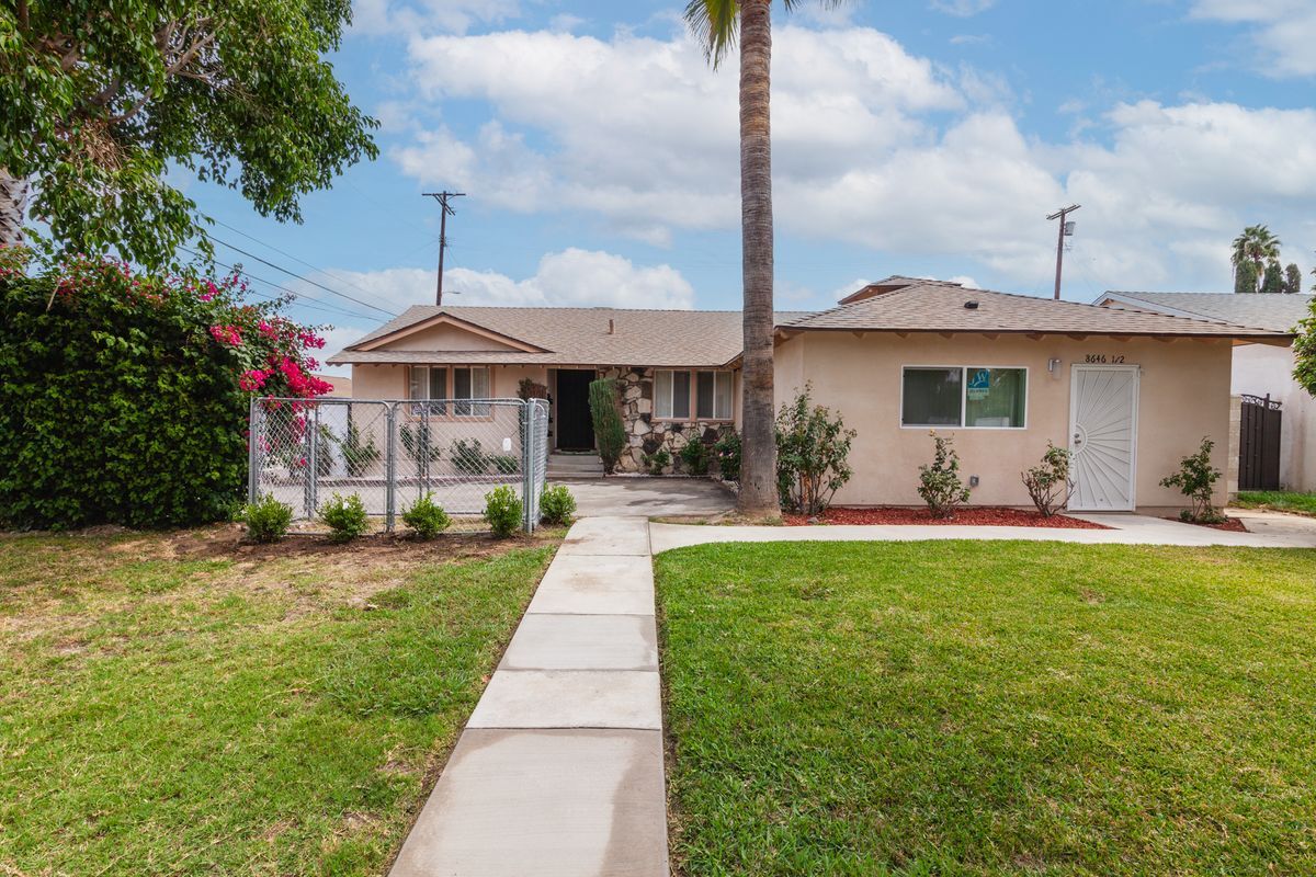 Foto principal - 8646 Corbin Ave
