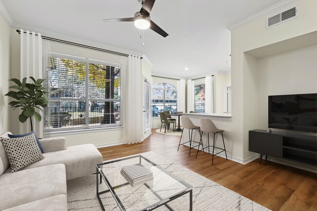 Paquete Renovado I Sala de estar con piso de superficie dura - eaves North Dallas