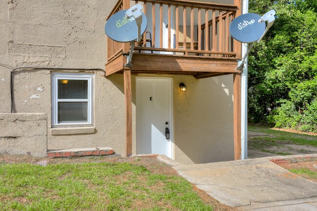 Building Photo - 1648 Wycliffe St