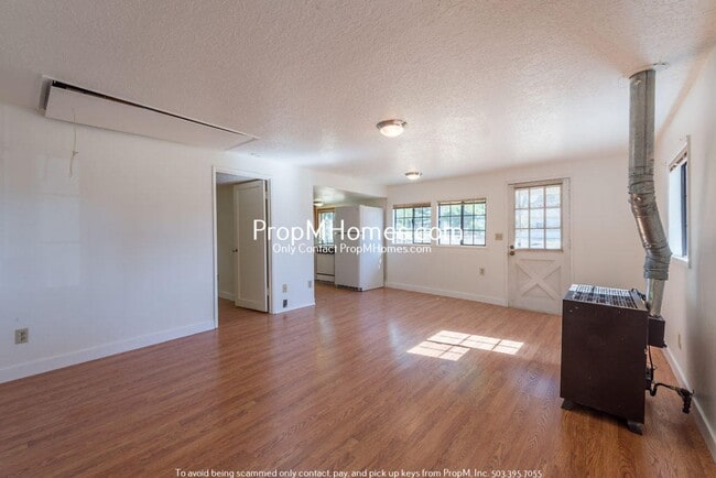 Building Photo - Cozy One Bedroom Cottage in Oak Grove!