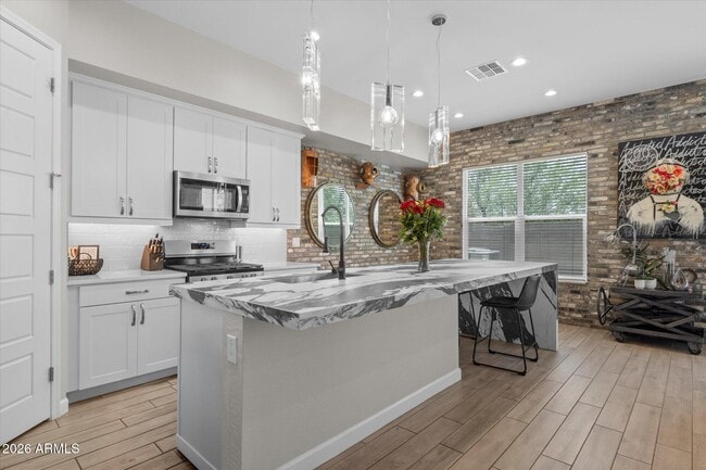 Building Photo - 5041 E Woodridge Dr