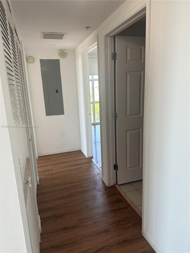 Foto del edificio - 900 SW 8th St