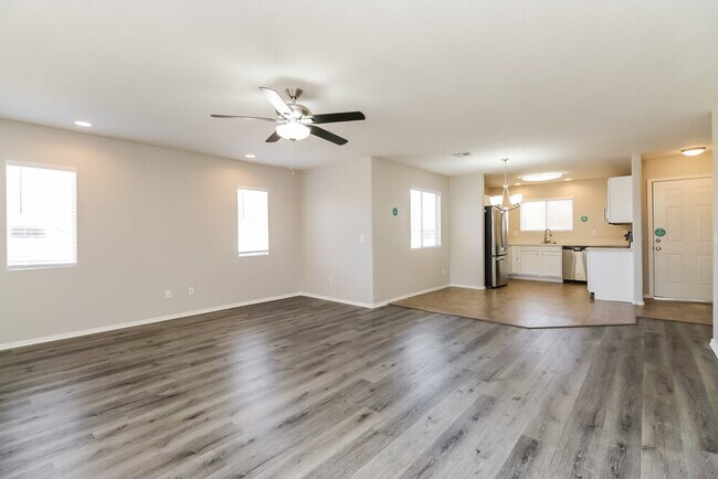 Building Photo - 1109 E Silversmith Trail