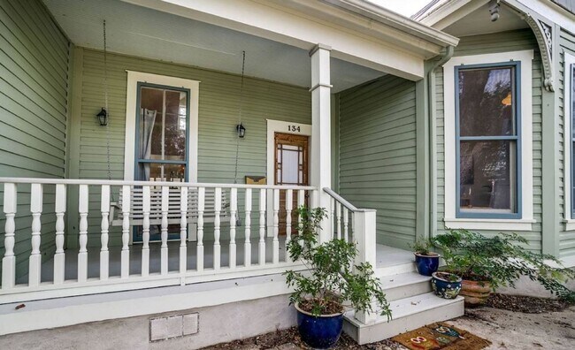 Building Photo - Fully renovated 4 bedroom/4 bath home