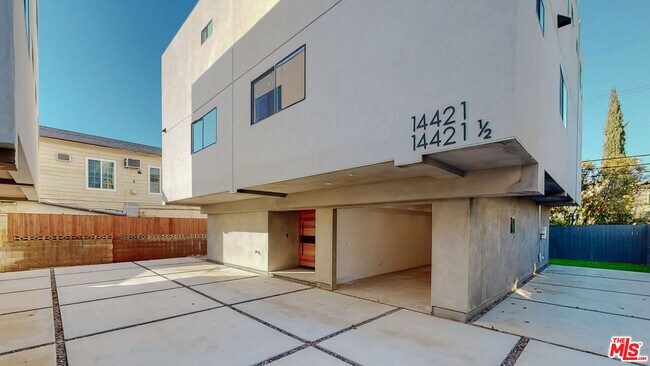 Building Photo - 14421 Califa St