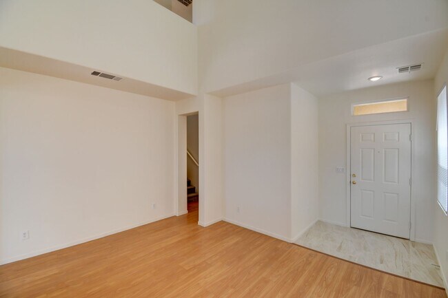 Foto del edificio - 3 Bed Home - Open Floor Design - Community Pool - New Everything Inside
