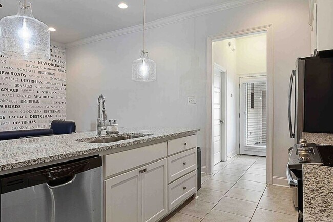 Building Photo - 2 Bedroom Furnished Rental Near LSU|Short Term & Long Term Options Available
