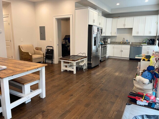 Building Photo - 2044 Beacon St