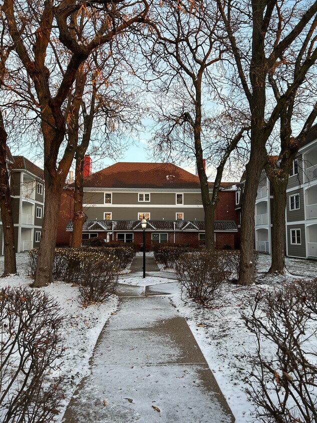 Edgerton Manor Apartments in Maplewood, MN