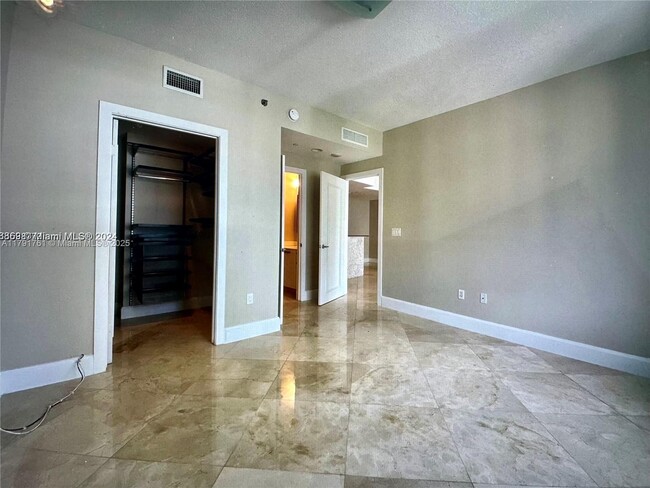 Building Photo - 1060 Brickell Ave