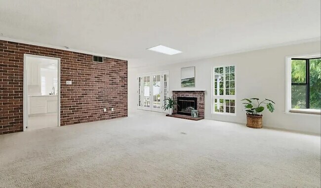 Foto del edificio - 1362 Saddleview Ct