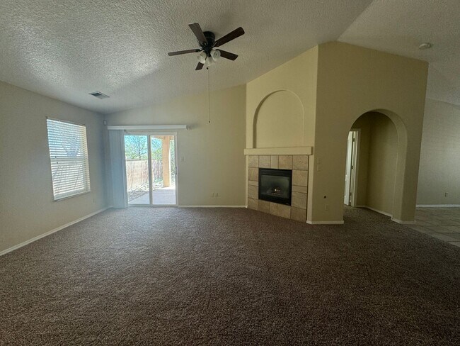 Foto del edificio - 3 bed 2bath home. All new flooring and paint!