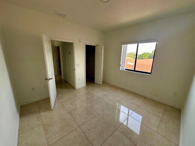 Foto del edificio - 241 E 6th St