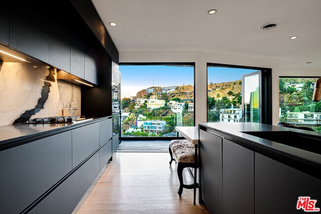 Foto del edificio - 8560 Franklin Ave