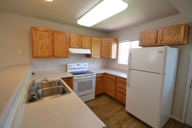 Building Photo - 2 Bed 1.5 Bath Briargate Townhome w/AC