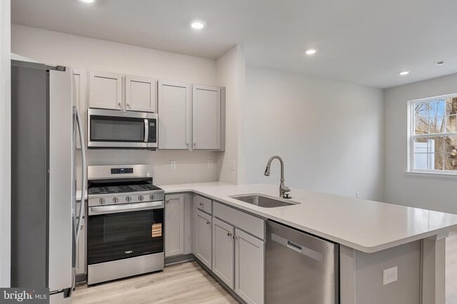 Building Photo - 69 Alexander Wy