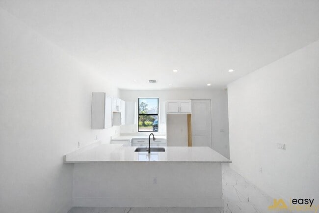 Foto del edificio - 1045 Jaguar Blvd