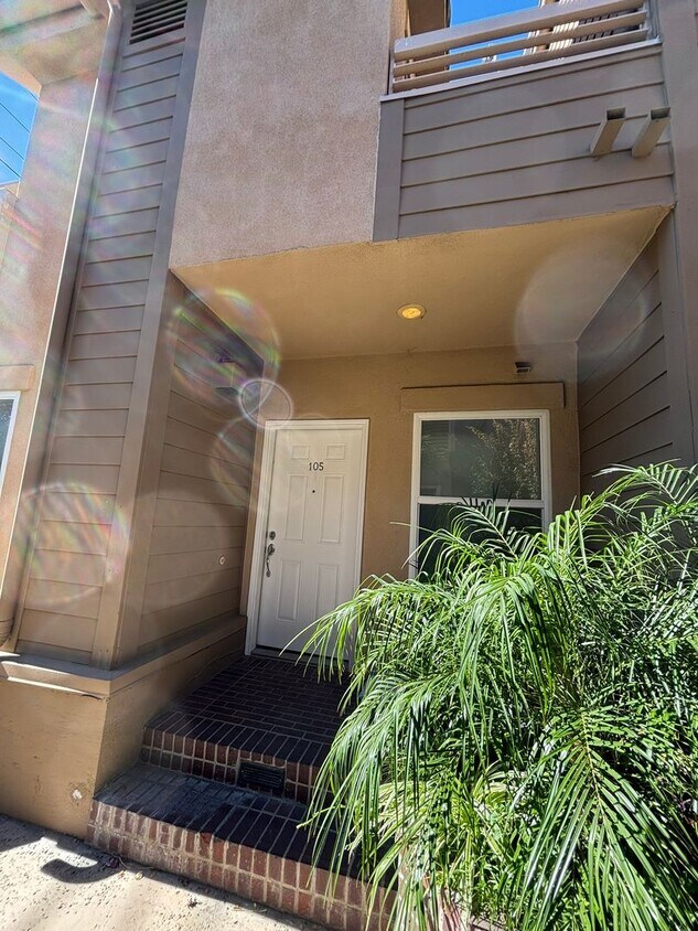Foto principal - Remodeled 3 Bed 3 Bath Townhome for Rent in Glendale, CA