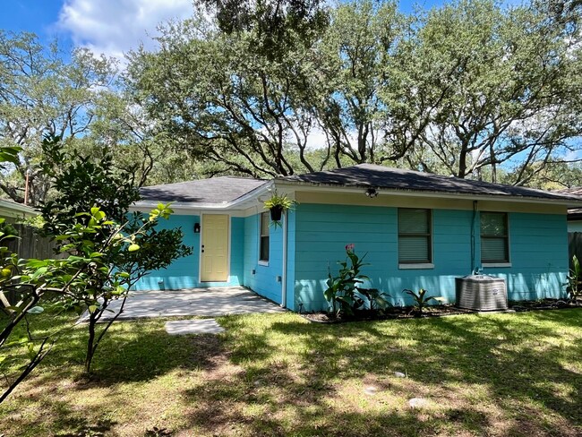 Foto del edificio - Completely Remodeled! Close to  Historic D...
