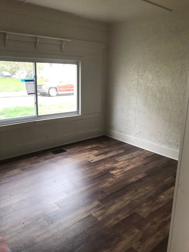 Building Photo - 3 BR 1 1/2 Bath 2 Story Available Now!