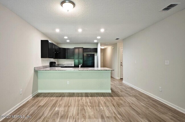 Foto del edificio - 15320 Norman Ave