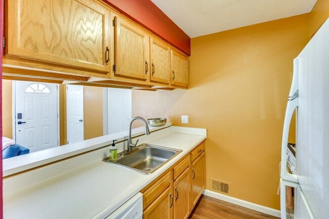 Building Photo - Charming 2BR Townhome in Sterling Heights