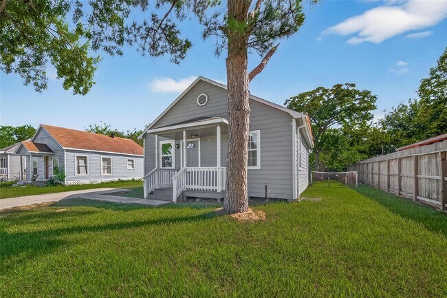 Building Photo - 2313 35th Ave N