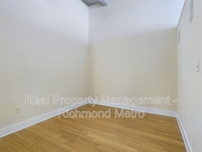 Building Photo - 815 Perry St