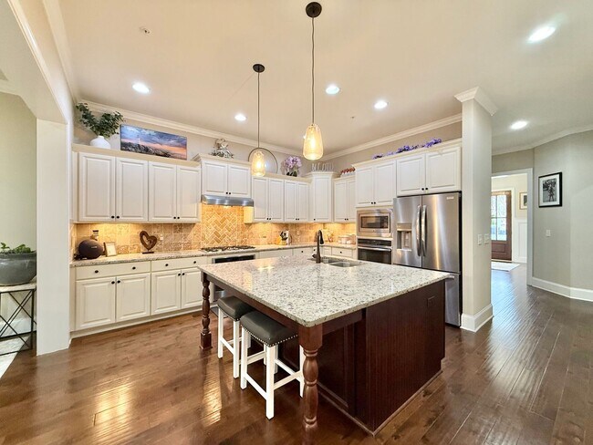 Foto del edificio - Luxurious 3BD, 4BA Raleigh Townhome with a Bonus Sunroom, Jacuzzi, and Large Upstairs Loft within...