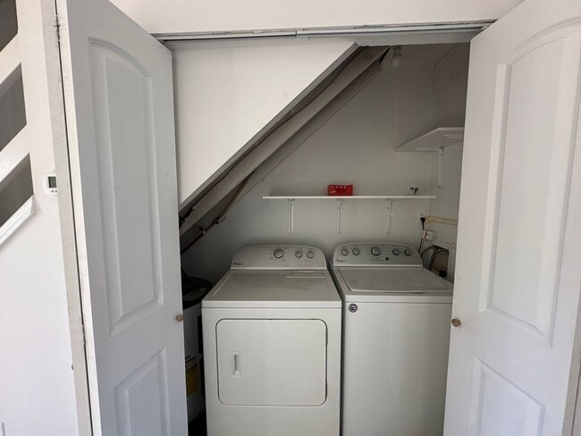 Building Photo - Country Place Townhomes - Off Lakeside Drive