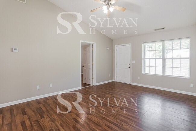 Foto del edificio - Enjoy one-level living in this 3 bedroom, ...