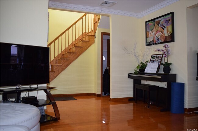 Foto del edificio - 73-24-73172 172nd St