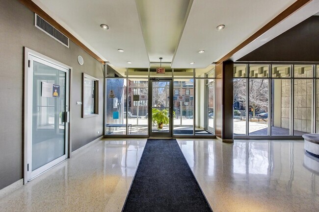 Foto principal - 450 W Briar Pl