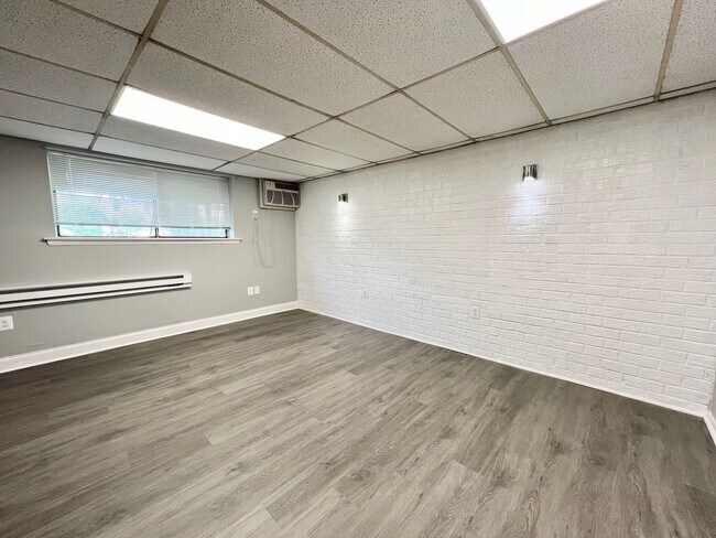 Building Photo - Located In Yeadon