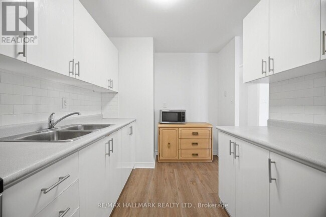 Building Photo - 3025 The Credit Woodlands