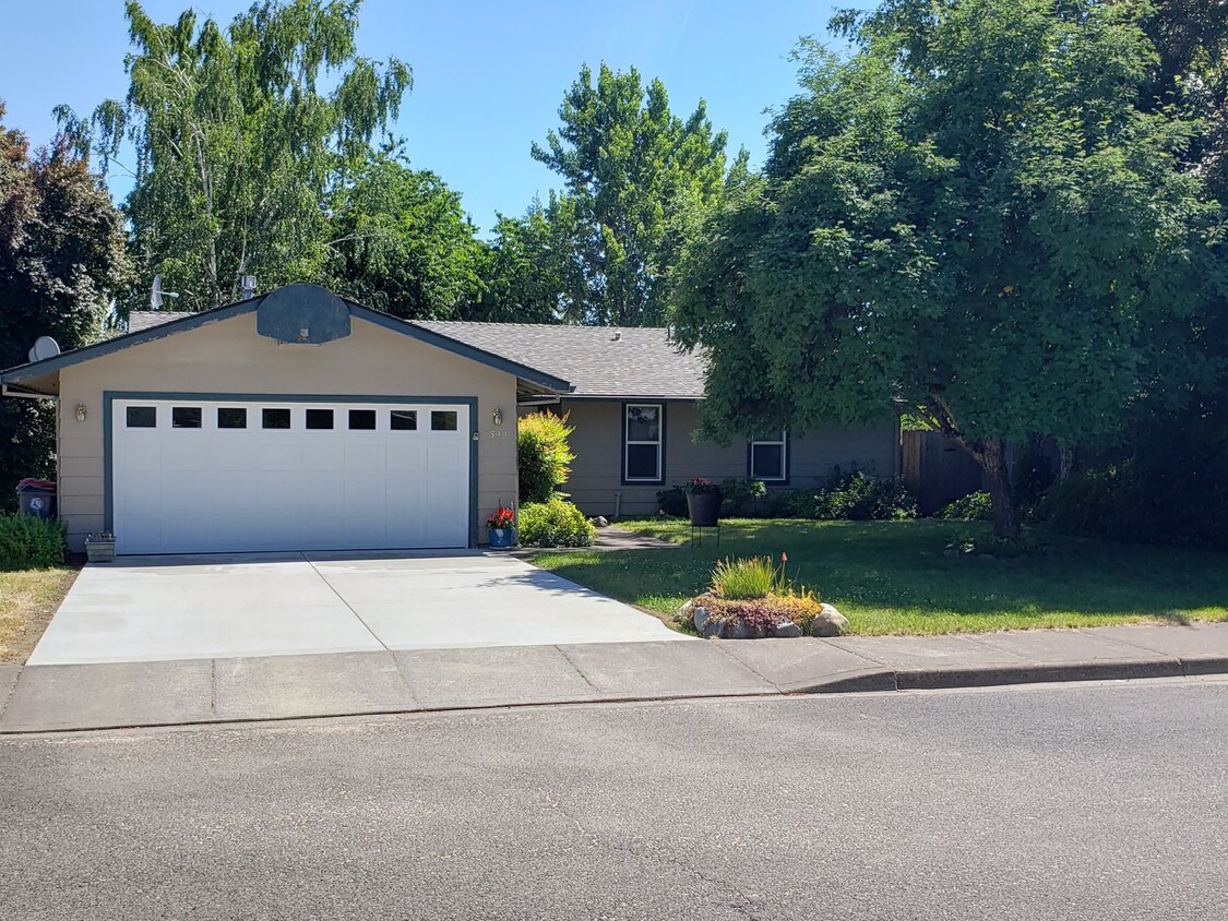 Foto principal - Charming 3-Bedroom, 2-Bath Home in Central...