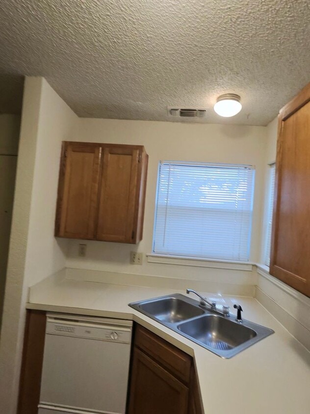 Building Photo - 107 Vista Way