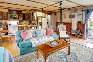 Building Photo - 4880 Railroad Ave