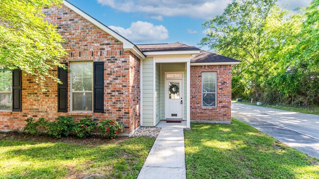 Building Photo - Charming 2BR/2BA Home in Gated Community N...