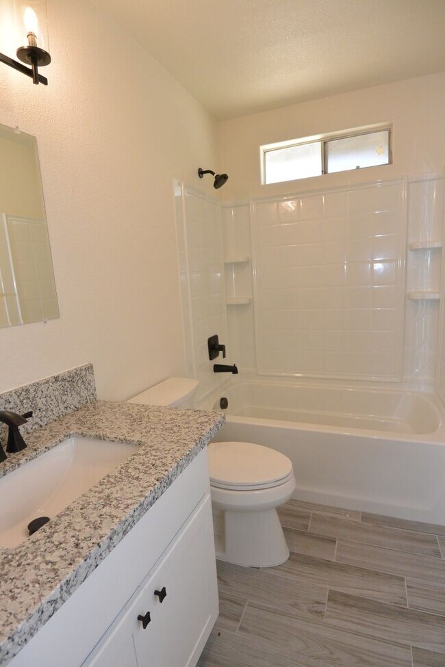 Foto del edificio - 1711-1715 E Princeton Ct