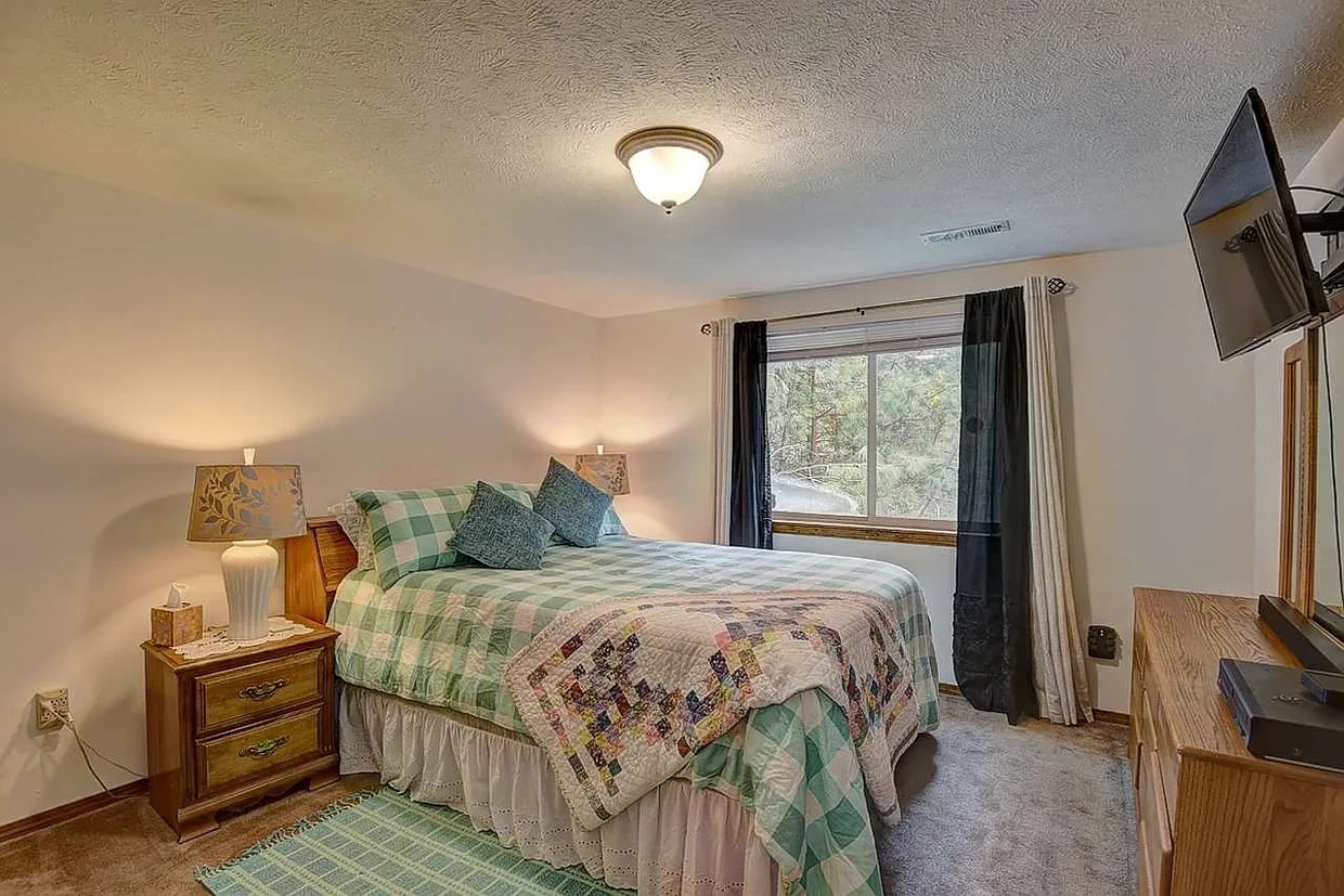 Bedroom - 5711 N Hermosa Ct