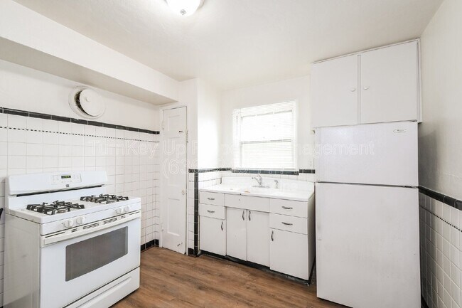 Building Photo - 7150 Manette Dr