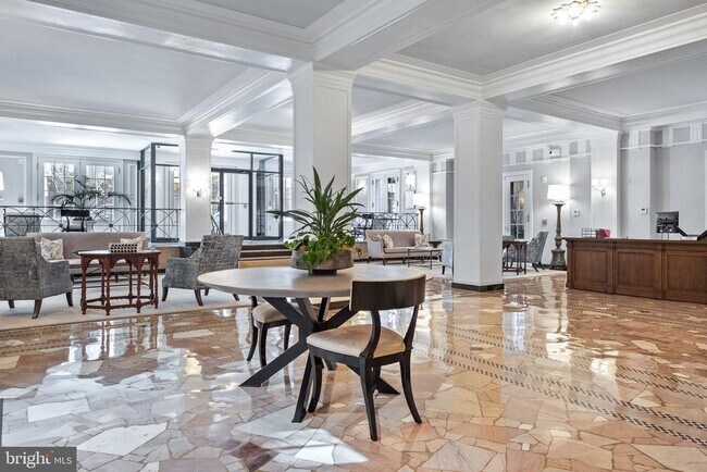Foto del edificio - 1661 Crescent Pl NW