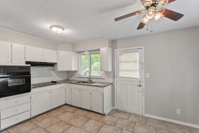 Foto del edificio - COMING SOON! 3 Bedroom 1 Bathroom in Grand...