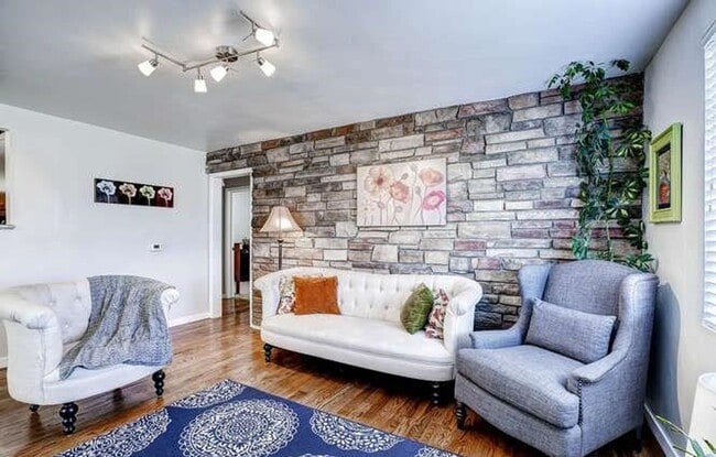 Building Photo - Fabulous 3 Bed (+ 1 non conforming) / 2 bath SFH in the Montclair Neighborhood